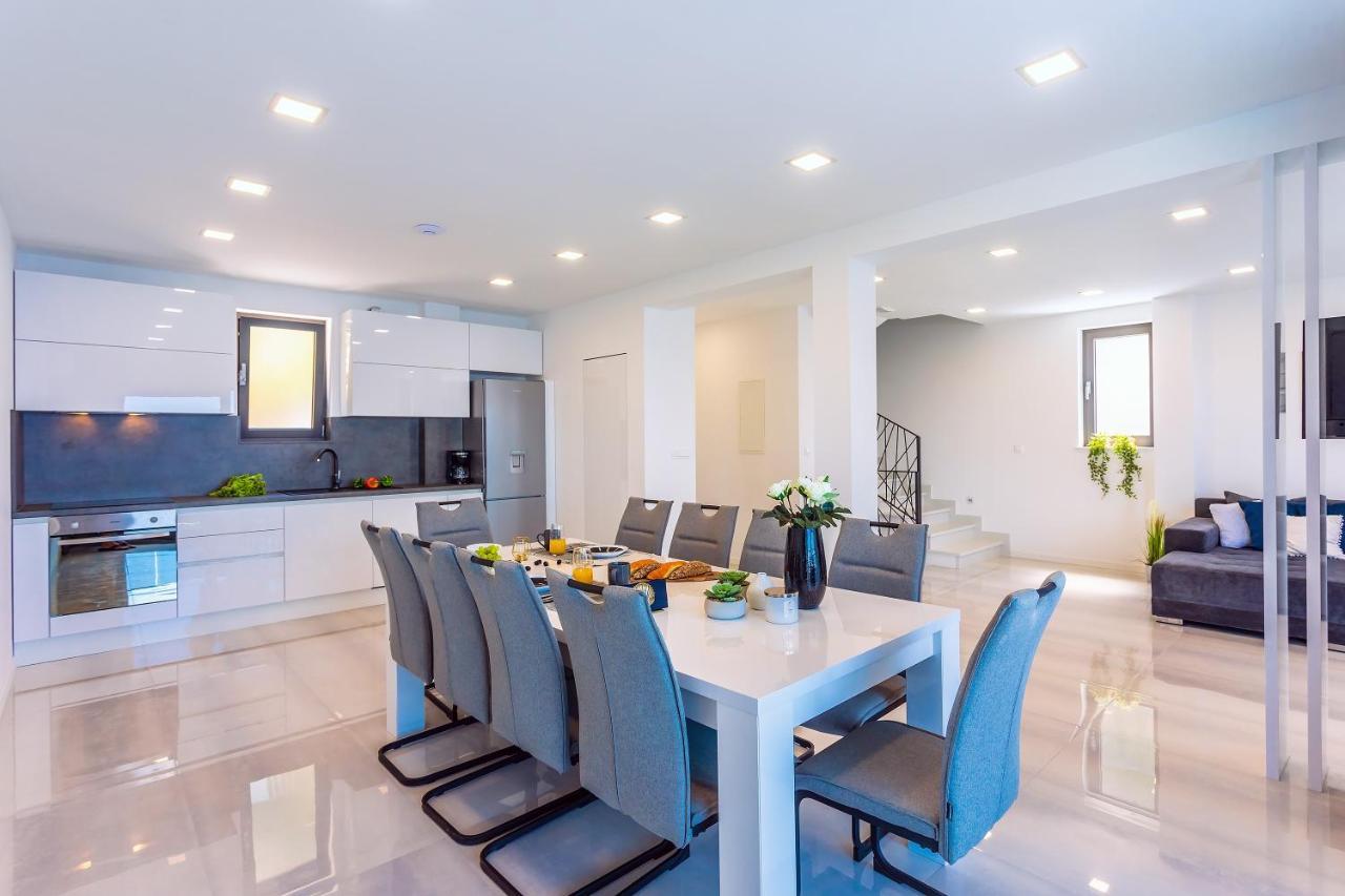 Villa Belvedere With Heated Pool, Billiards, Media Room, Sea Views,10 Pax โอมิช ภายนอก รูปภาพ