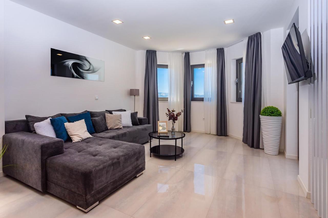 Villa Belvedere With Heated Pool, Billiards, Media Room, Sea Views,10 Pax โอมิช ภายนอก รูปภาพ